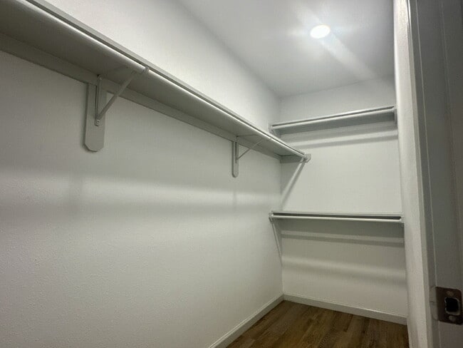 Building Photo - Like-New 3/2!