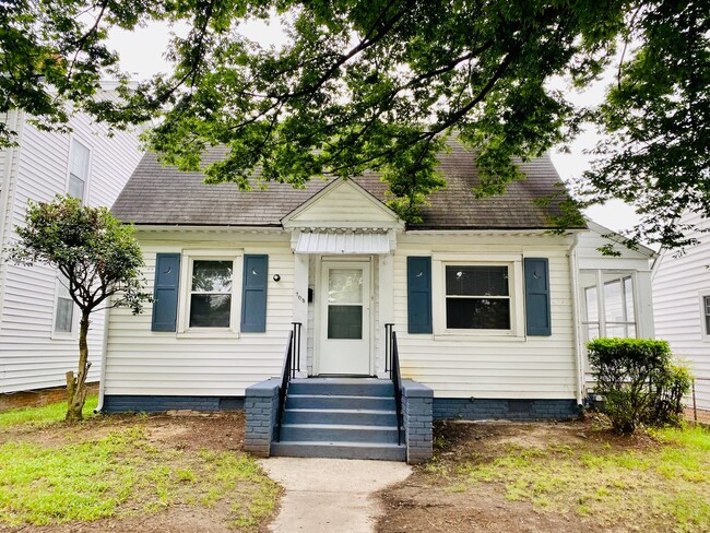 Building Photo - Adorable 2bdrm/1bth Bungalow Conveniently Located in Richmond's Historic Churchill!!