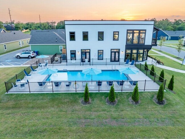 Building Photo - 815 NE Hts Ln