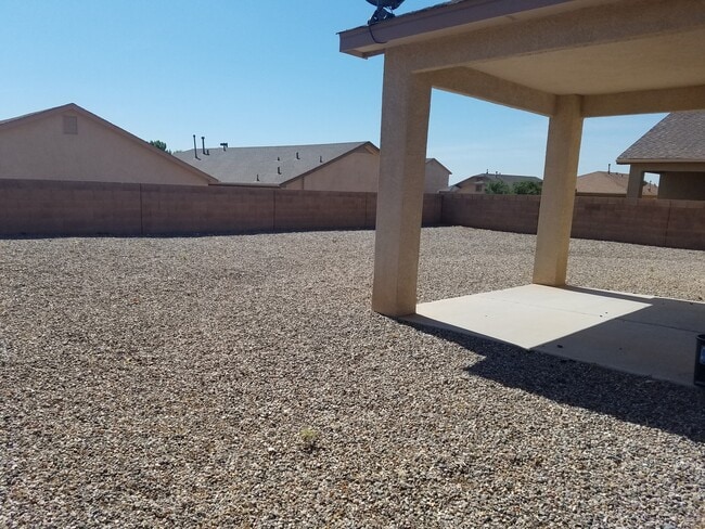 Building Photo - MOVE IN SPECIAL! 1/2 off 2nd months rent!  3 bed 2 bath 2300 sq ft home-New Carpet