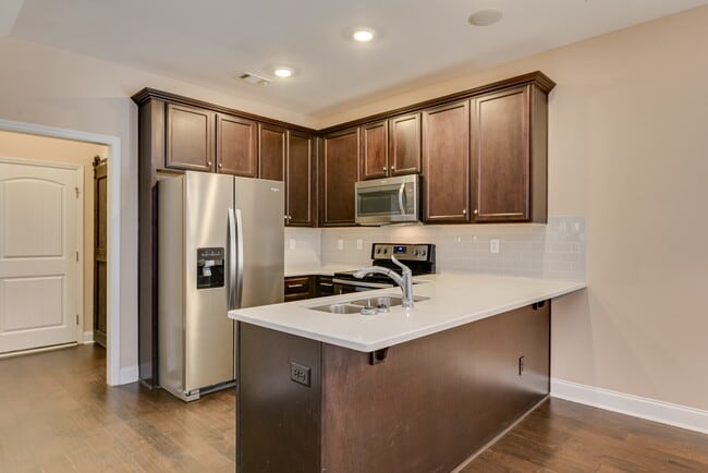 Building Photo - 926 Linsmore Ave