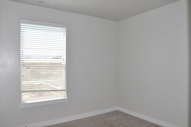 Building Photo - 3 bedroom, 2 bathroom house located in the...