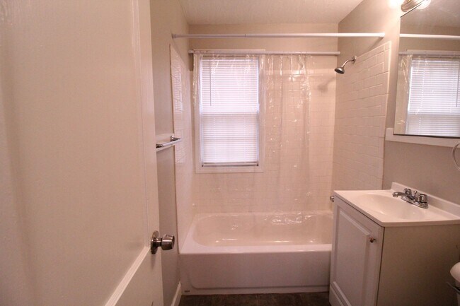 Building Photo - January FREE On This 2 Bedroom 1 Bath Duplex