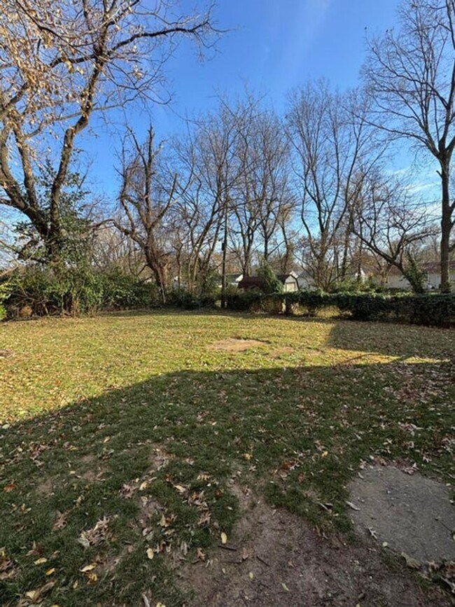 Building Photo - Great 1 bed 1 bath duplex in North Springfield. Remodeled