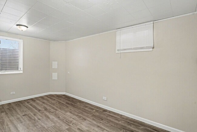 Building Photo - Front Unit - Duplex - 4bed 2bath - Finished Basement!