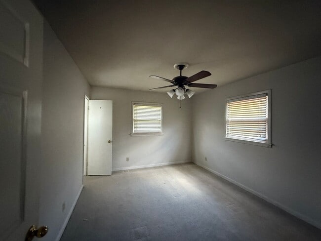 Building Photo - Available now - move-in special