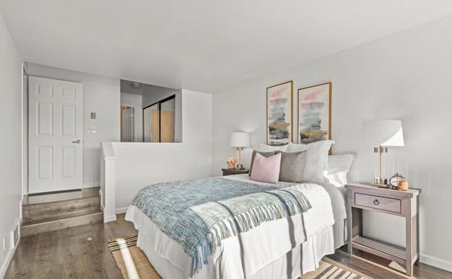 Building Photo - Renovated 2 Bed Kirkland Condo in Salishan...