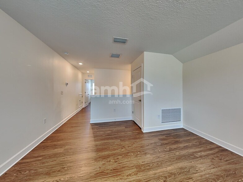 Building Photo - 341 Pine Terrace Dr