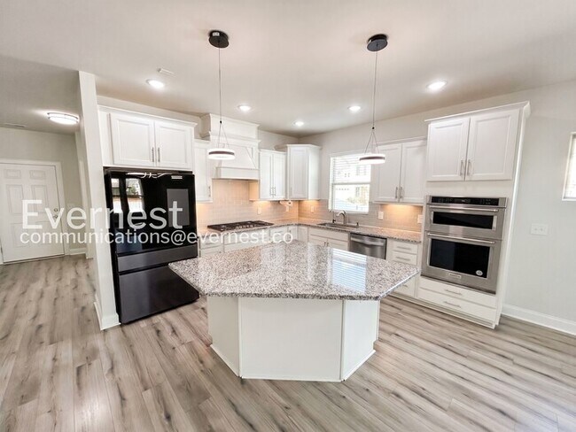 Building Photo - Spacious 4Beds 3.5Bath Single Family Rental with Modern Amenities / Available Now!