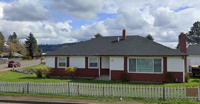 Primary Photo - Large 4 Bedroom 2 Bath 1 Story Home with L...