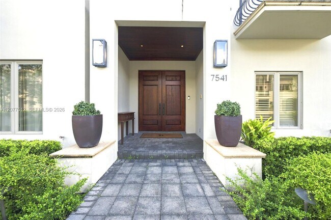 Building Photo - 7541 SW 56th Ct