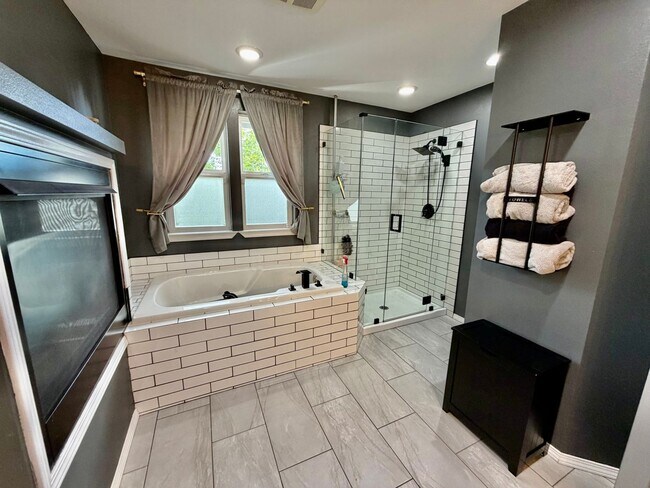 Building Photo - Stunning Elliott Pointe View Home in the Heart of Mukilteo