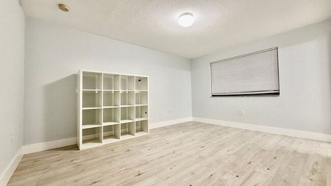 Building Photo - Spacious 3/3 Townhouse with Lake View – Sa...