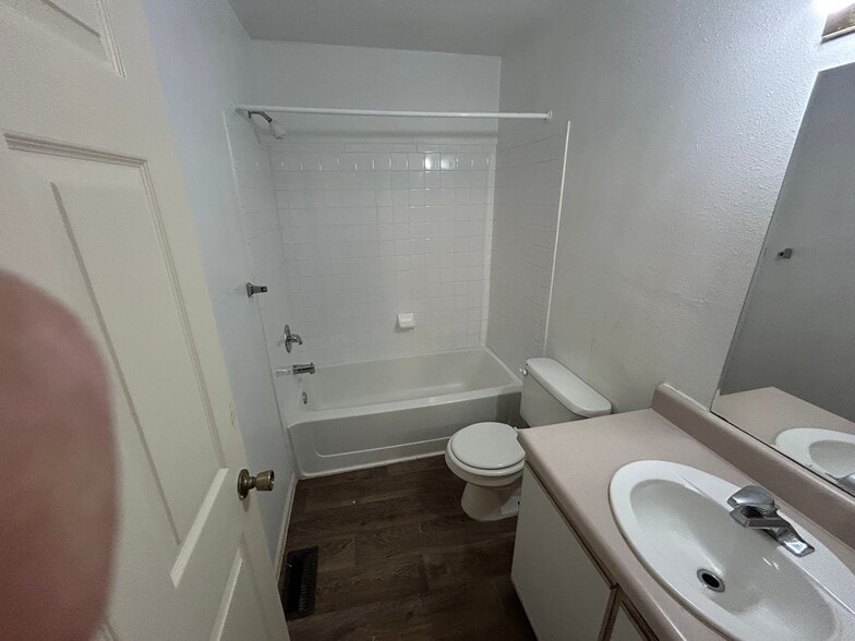 Building Photo - 608 Hope St