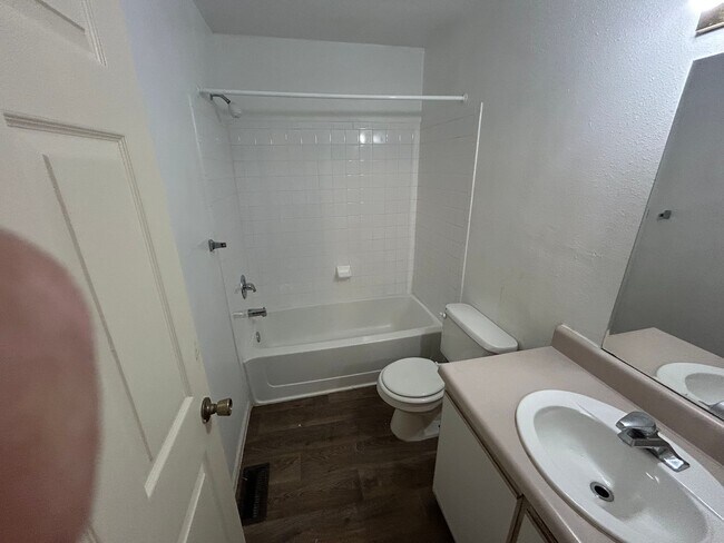 Building Photo - 608 Hope St