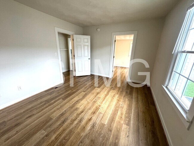Building Photo - 2131 Roanoke Ave SW