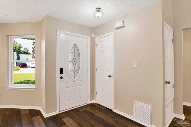 Building Photo - 4036 Shorewood Dr