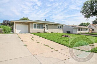 Building Photo - 3 Bedroom / 1 Bath Home Minutes from Hartm...