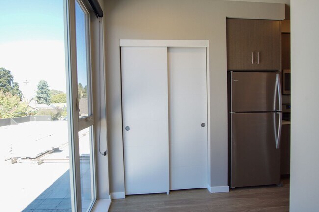 Building Photo - Sellwood 3rd Floor-Studio w W/D Ready Late...