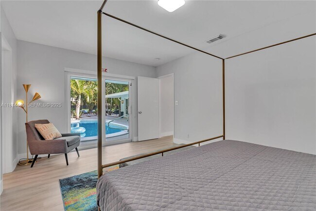 Building Photo - 204 SW 19th Ave