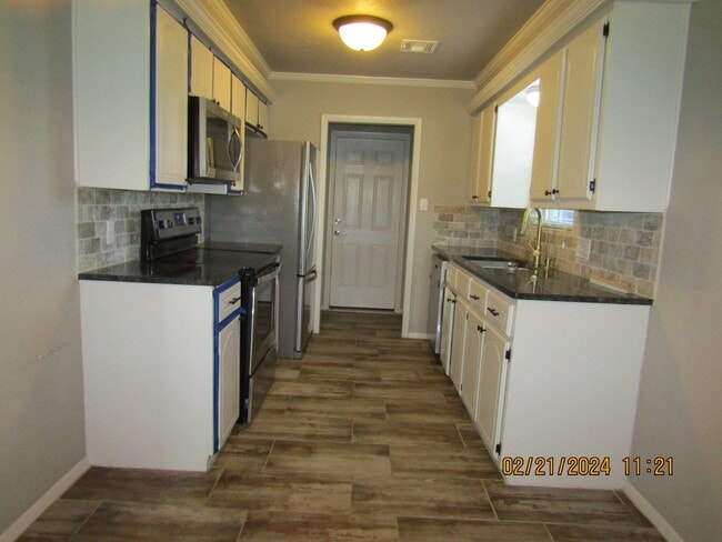 Building Photo - MacArthur Schools Area!