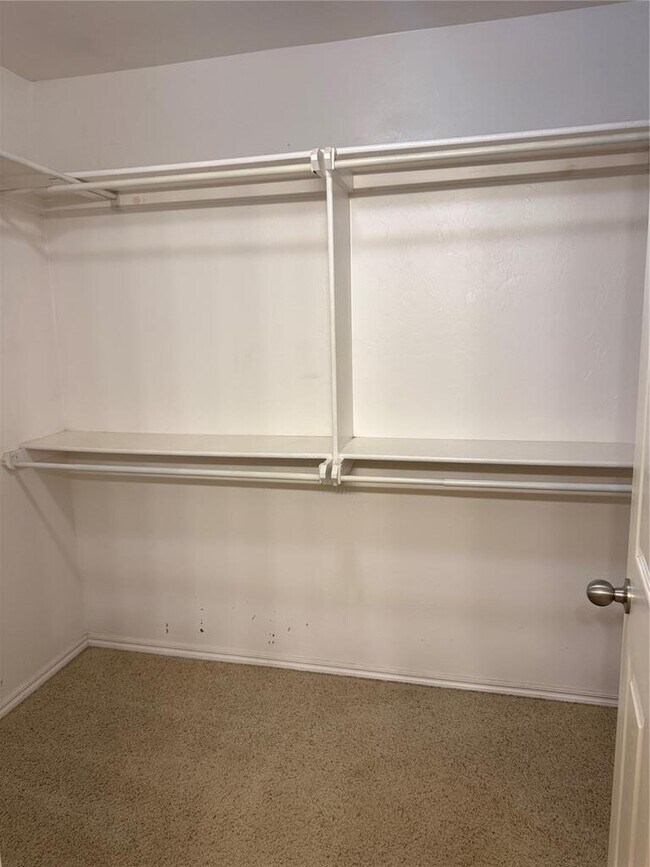 Building Photo - 400 S Castle Ridge Ln