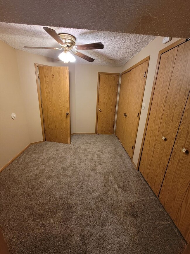 Building Photo - Great Townhome in a Gated Community