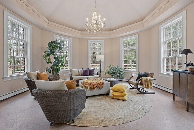 Building Photo - 451 Wellesley St