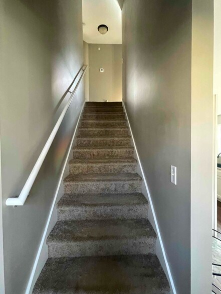 Building Photo - 206 Maple Dr