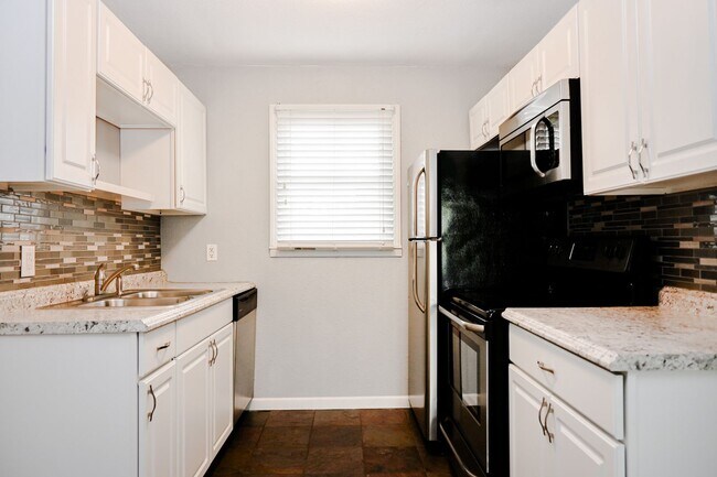 Building Photo - 95 4th Ave S