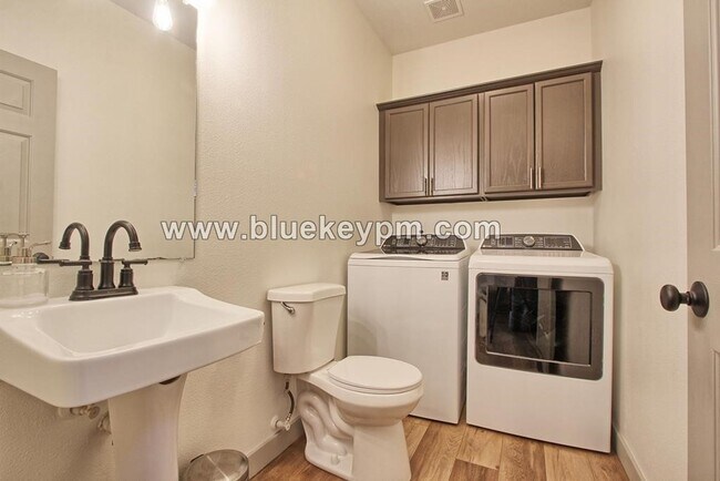 Building Photo - 3 Bed, 2.5 Bath Home Located Near Legacy S...