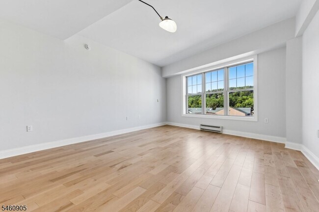 Building Photo - 48 S Park St