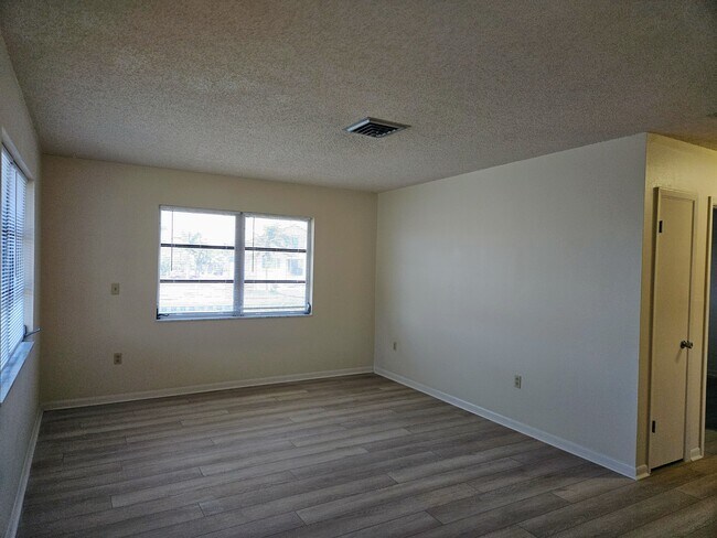 Building Photo - 360 137th Ave Cir