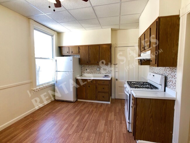 Building Photo - 47 Custer St