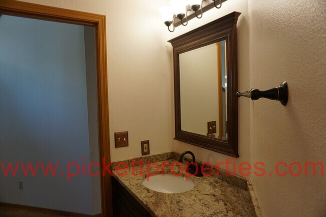 Building Photo - 12731 Plateau Cir NW