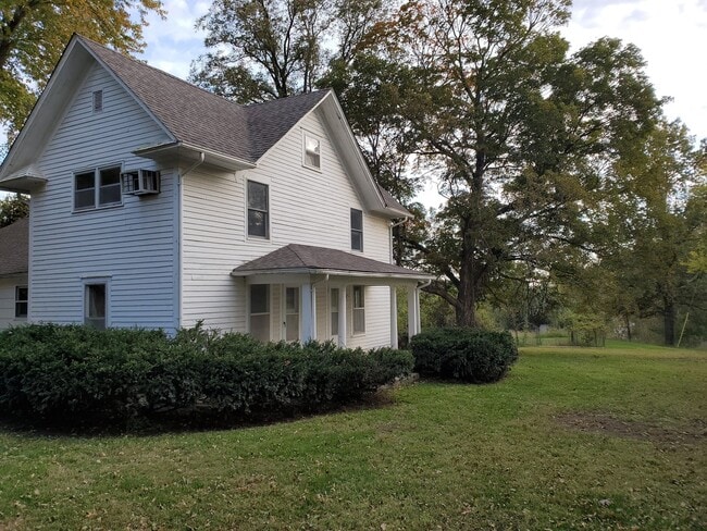 Building Photo - Older country home south of Columbia off O...