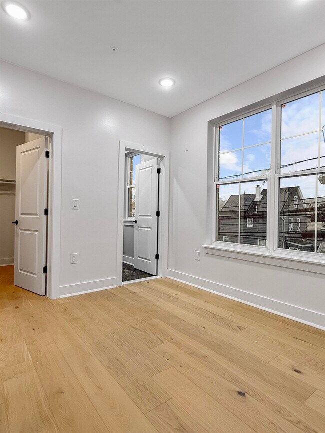 Building Photo - 185 Mallory Ave