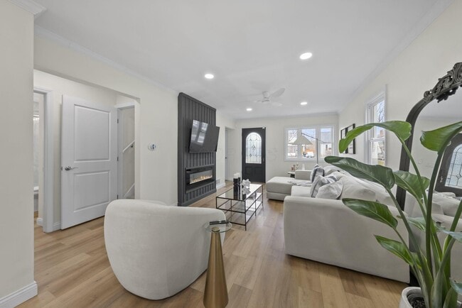 Building Photo - 111 Rosslyn Ave