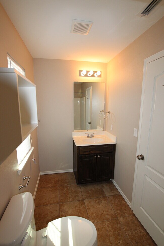 Building Photo - Lease Takeover Opportunity Available! 1 Bedroom 1.5 Bath Townhome for Rent in Lindale