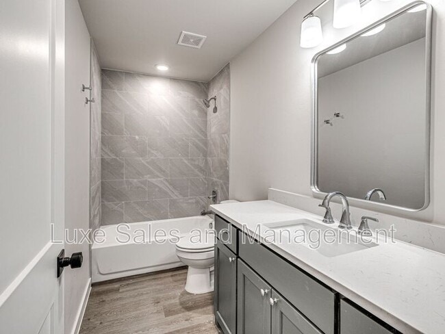 Building Photo - 606 W 2nd St