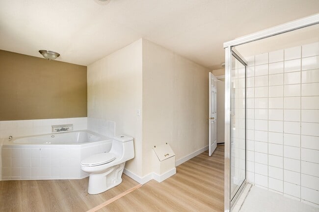 Building Photo - Stunning Lake Sammamish View | 5 Bed, 3 Ba...