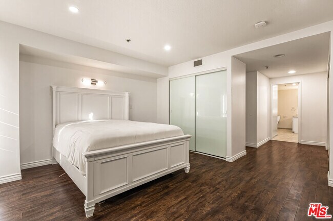 Building Photo - 727 S Ardmore Ave