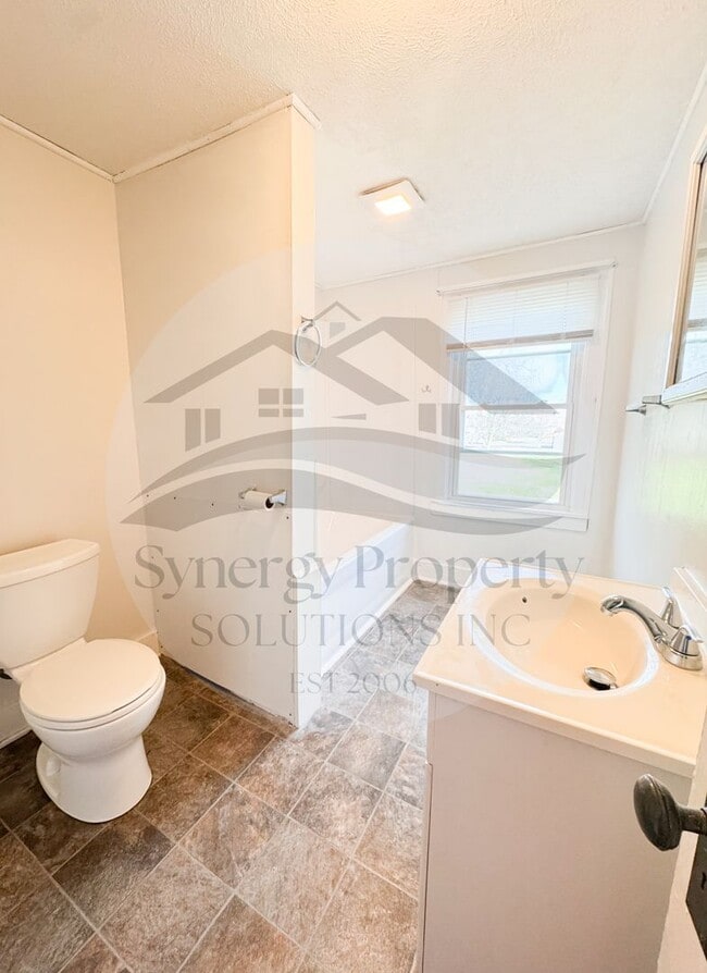 Building Photo - Crestline Home Available Now