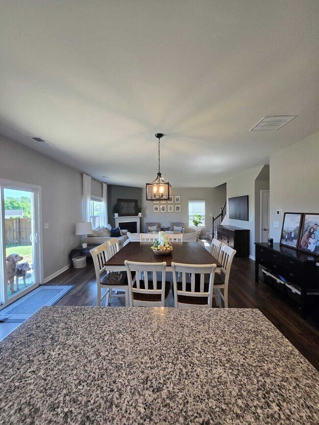 Building Photo - Charming Home in Sweet Briar Community