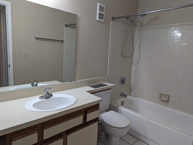 Building Photo - Charming 1-Bedroom Condo Retreat in Melbou...