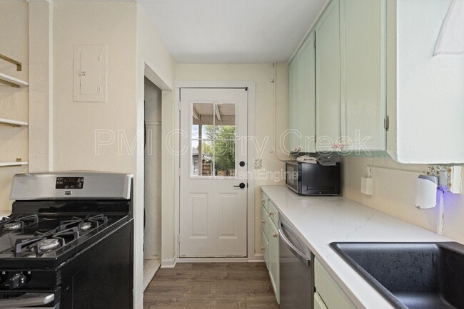 Building Photo - 156 S Newton St