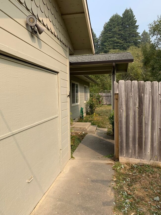 Building Photo - 3 Bedroom, PET FRIENDLY House in Fieldbrook