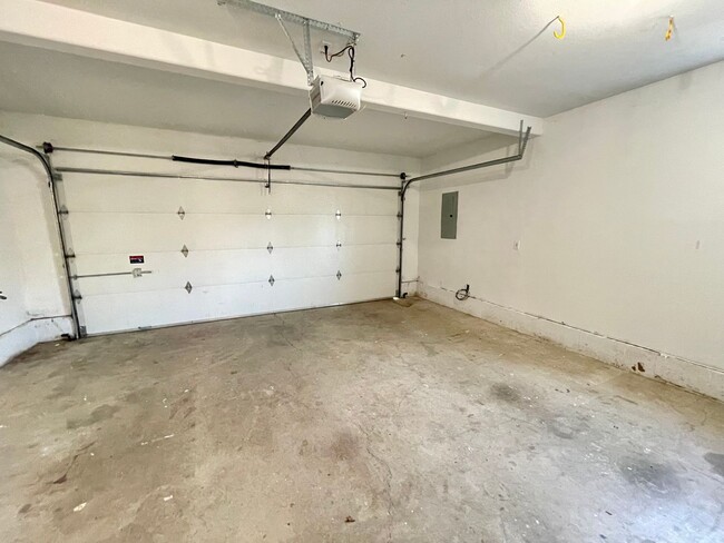 Building Photo - 4-Bedroom Home in Bethany!