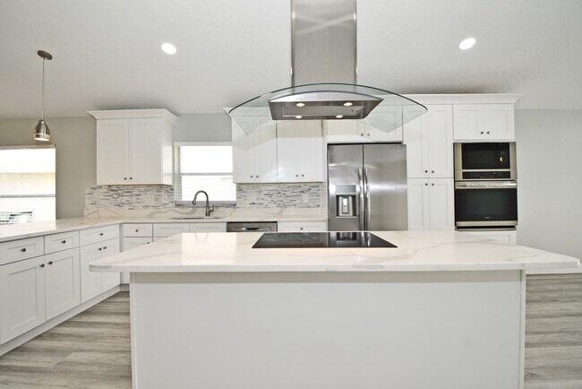 Building Photo - Beautiful Home in Alafaya Woods Totally Remodeled