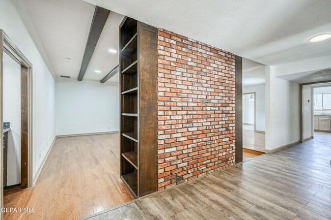 Building Photo - 4945 Vista Grande Cir